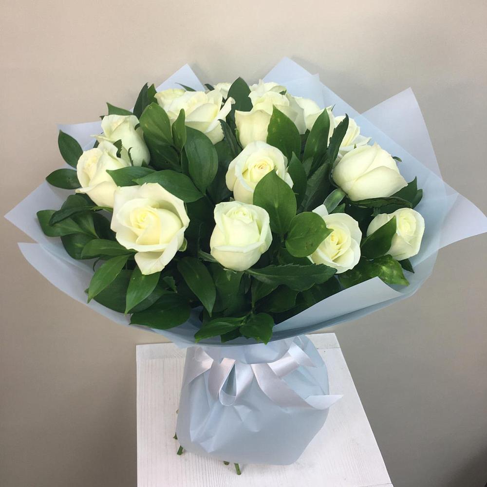 Букет 15 Белых роз Проуд в Избербаше