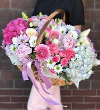 Цветочная композиция из Розы, Хризантемы, Пионы и Лизиантусы в корзине в Избербаше