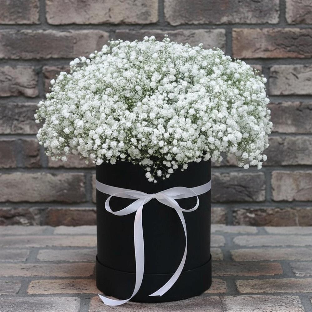 Цветочная композиция из Гипсофила в шляпной коробке в Избербаше