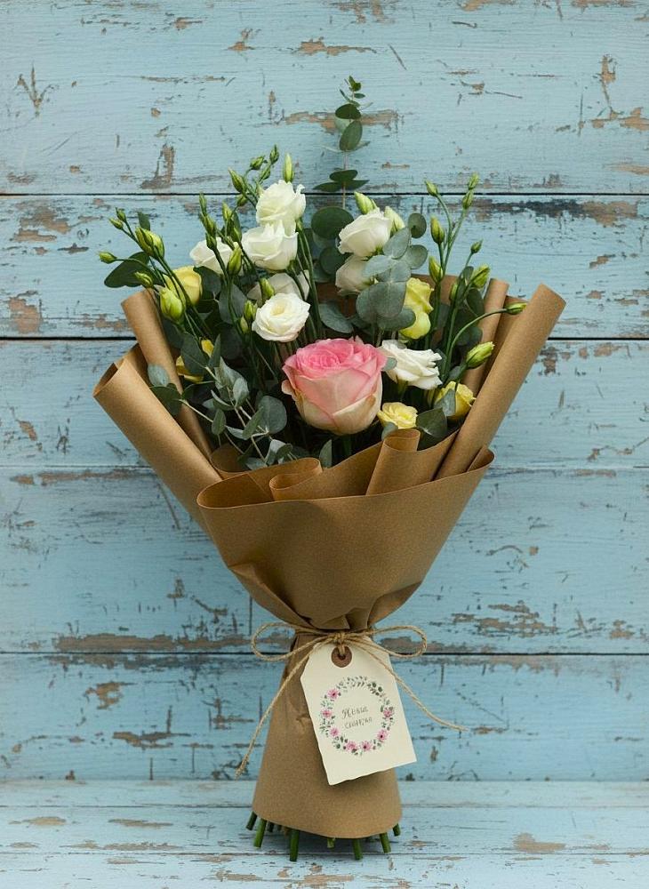 Букет цветов из: Розы и Лизиантусы в Избербаше