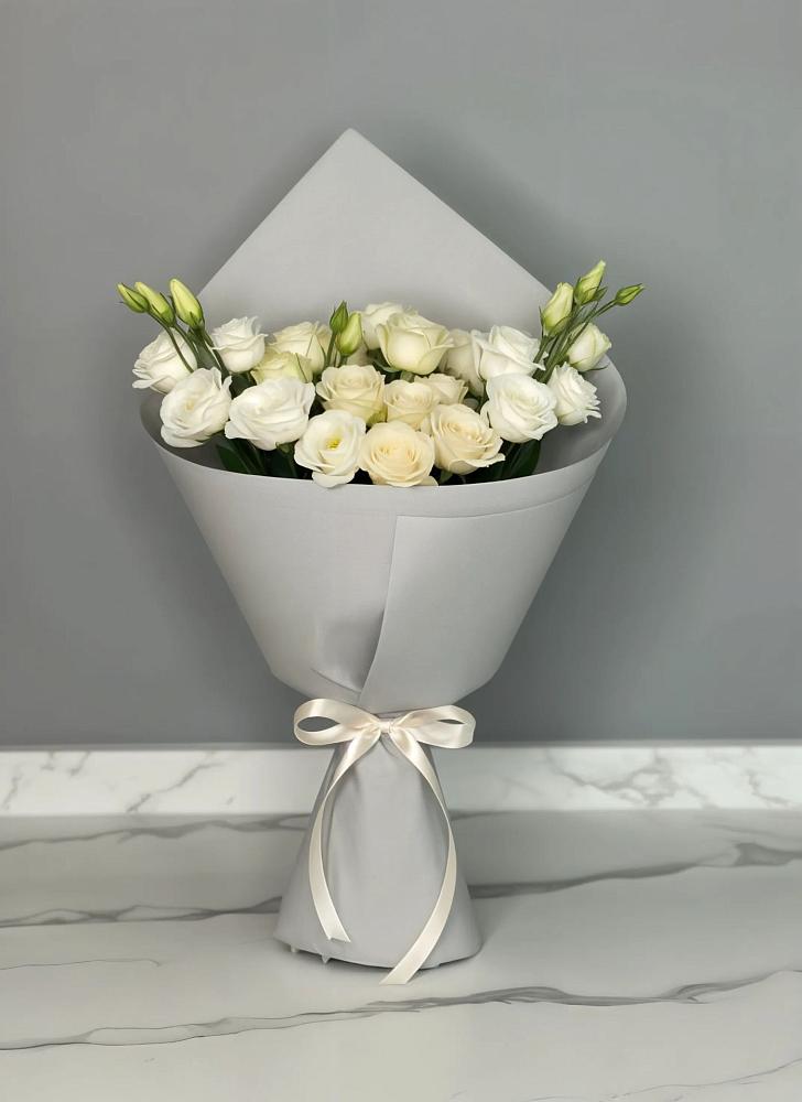 Букет цветов из: Розы и Лизиантусы в Избербаше