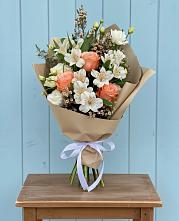 Букет цветов из:  Альстромерии, Лизиантусы, Розы и Хризантемы в Избербаше