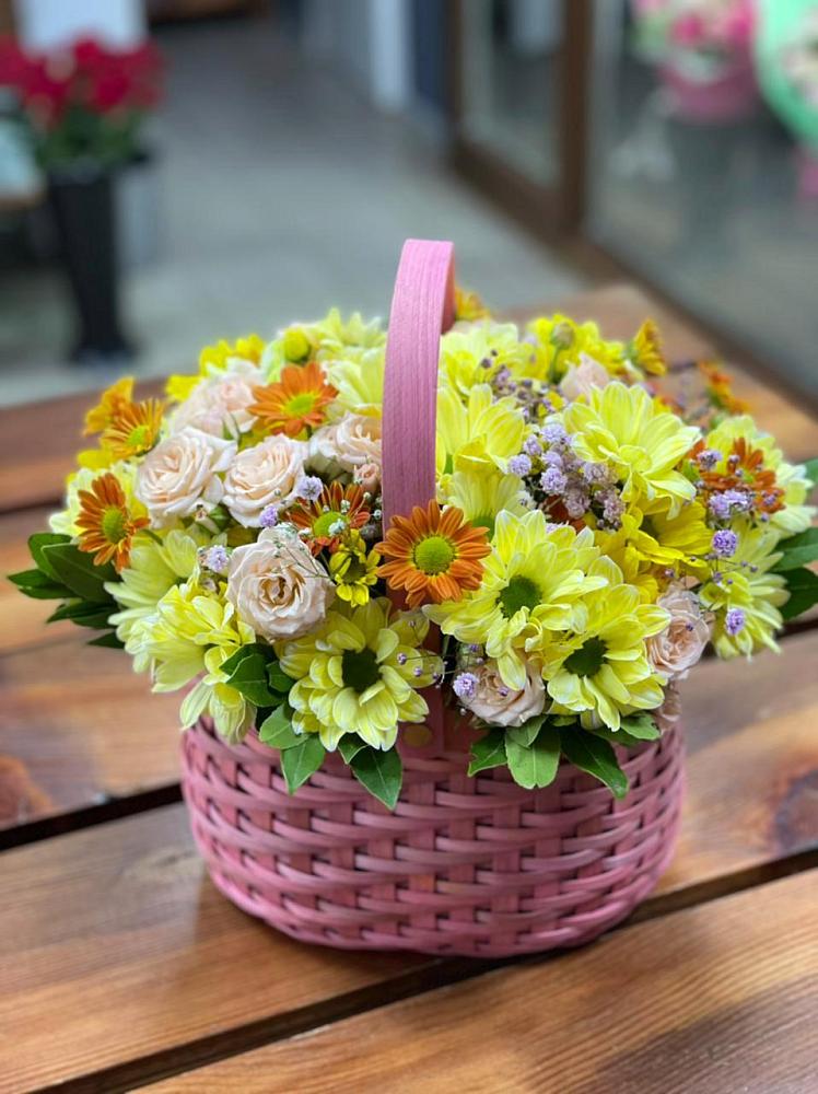 Цветочная композиция из Хризантемы и Розы в корзине в Избербаше