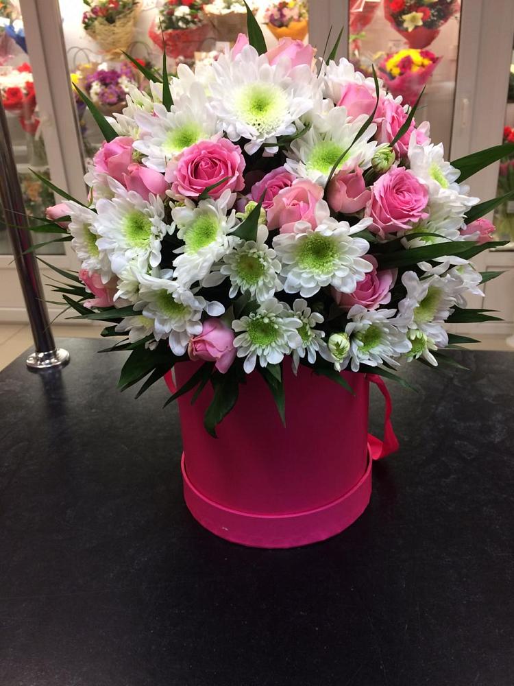 Цветочная композиция из Розы и Хризантемы в шляпной коробке в Избербаше