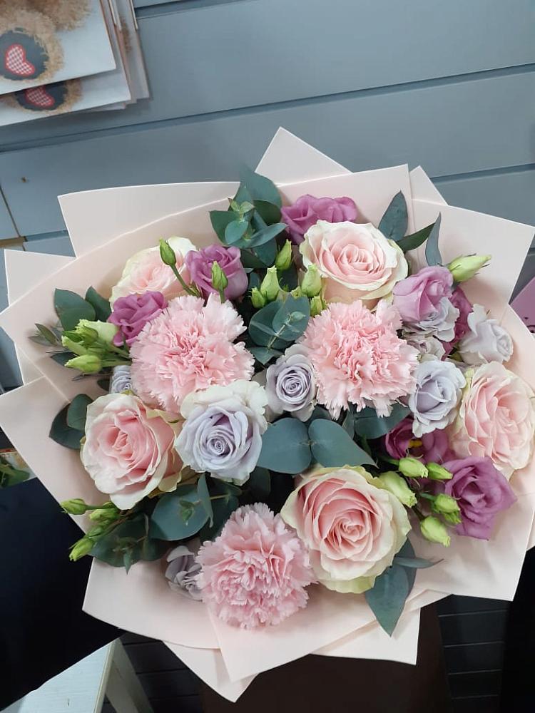 Букет цветов из: Розы, Гвоздики и Лизиантусы в Избербаше